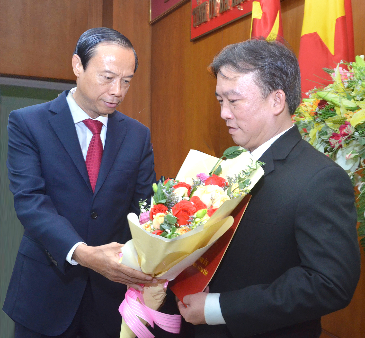 Ông Nguyễn Văn Thọ, Phó Bí thư Tỉnh ủy, Chủ tịch UBND tỉnh tặng hoa chúc mừng ông Trần Tuấn Lĩnh.