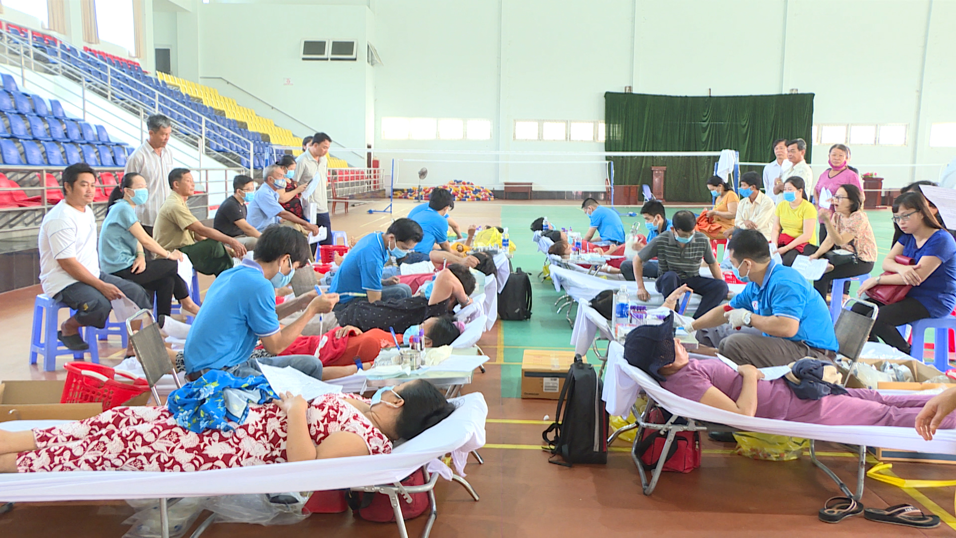 Đông đảo cán bộ, ĐVTN, công nhân, viên chức, lao động, lực lượng vũ trang và người dân huyện Đất Đỏ tham gia hiến máu.