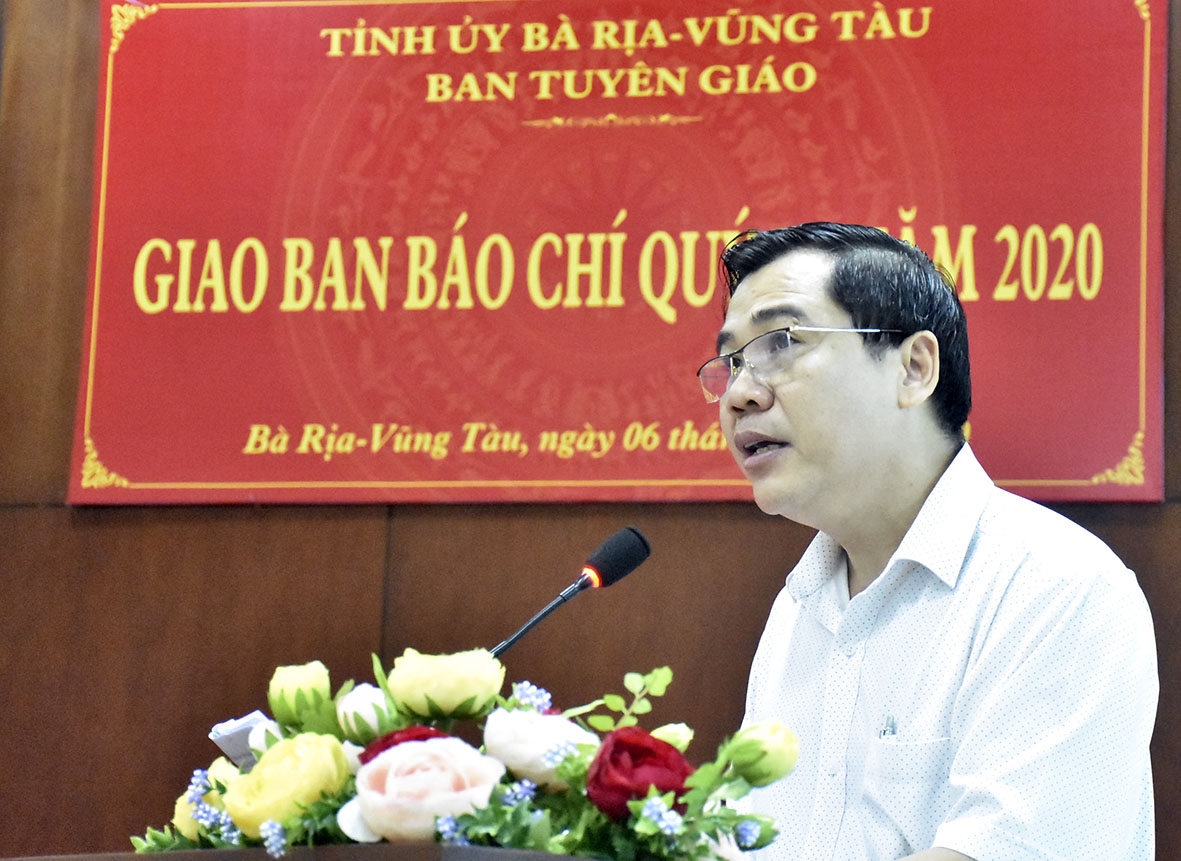 Ông Nguyễn Văn Thắng, Phó Trưởng Ban Tuyên giáo Tỉnh ủy thông tin về công tác báo chí quý III.