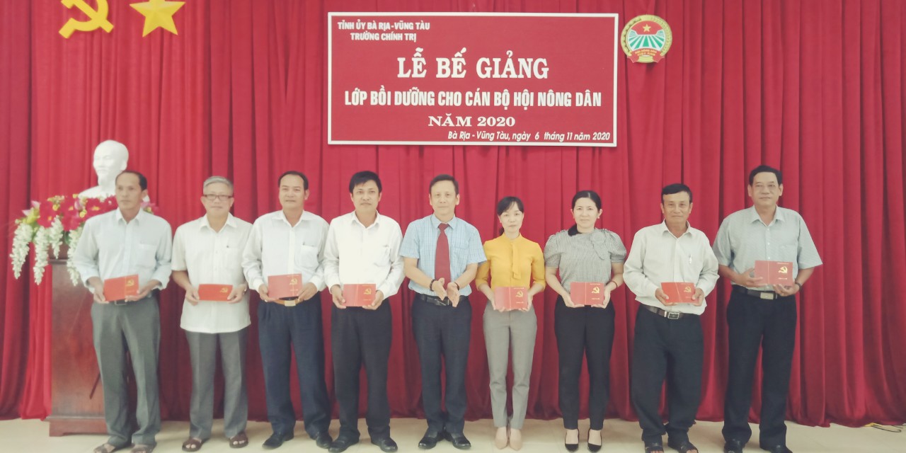 Thạc sĩ Đàm Xuân Tùng, Phó Hiệu trưởng Trường Chính trị tỉnh trao giấy chứng nhận cho các học viên.