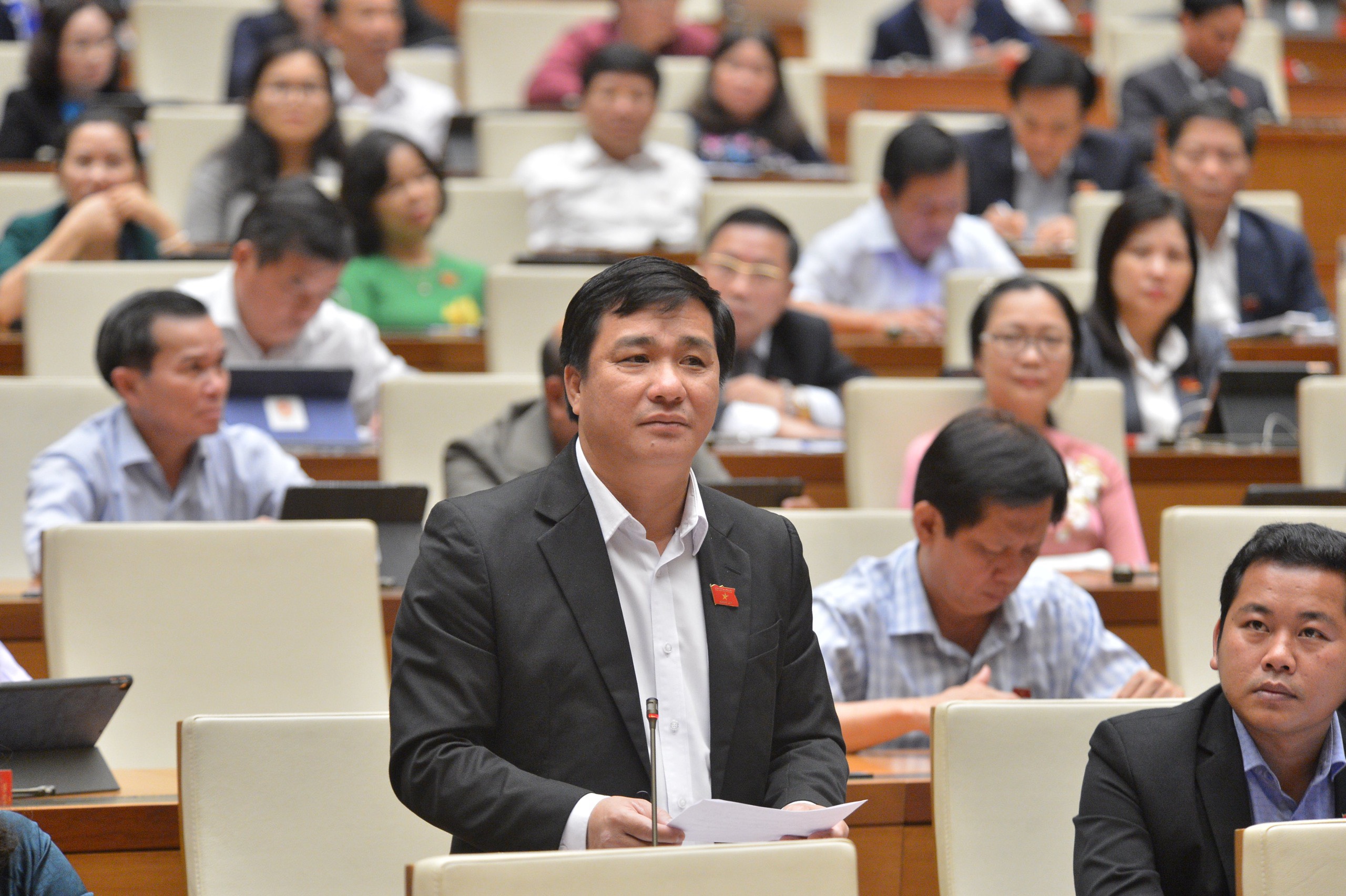 Đại biểu Quốc hội Dương Minh Tuấn (BR-VT) chất vấn tại Kỳ họp. Ảnh: HUỲNH KHÁNG
