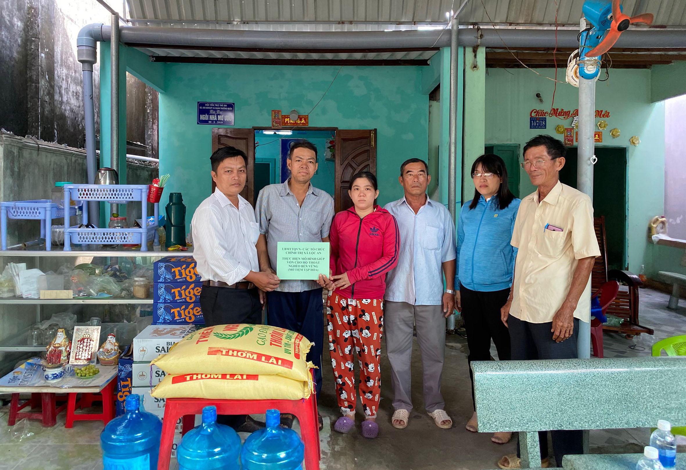 Đại diện UBMTTQ Việt Nam xã Lộc An, huyện Đất Đỏ trao 5 triệu đồng giúp gia đình chị Nguyễn Thị Ngọc Nga mở tiệm tạp hóa.