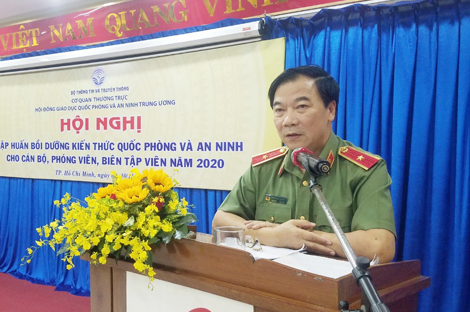 Thiếu tướng, PGS, TS Phí Đức Tuấn, nguyên Phó Giám đốc Học viện An ninh nhân dân trình bày chuyên đề 