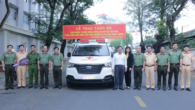 Ông Lê Xuân Quế - Phó TGĐ Sao Mai Group (thứ 7 phải qua) trao xe cứu thương cho đại diện Công an huyện Tri Tôn dưới sự chứng kiến của Thượng tướng Nguyễn Văn Thành - Thứ Trưởng Bộ Công an.
