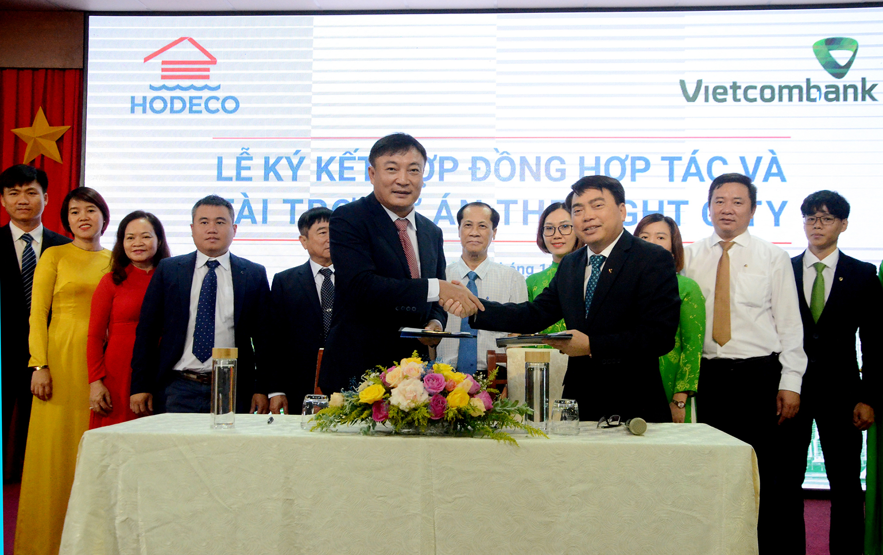 Ông Lê Viết Liên, Tổng Giám đốc Hodeco và ông Đoàn Văn Tuyến, Giám đốc Vietcombank Chi nhánh Vũng Tàu ký kết hợp đồng hợp tác và tài trợ dự án The Light City.