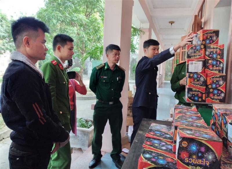 Cơ quan chức năng kiểm tra tang vật vụ án