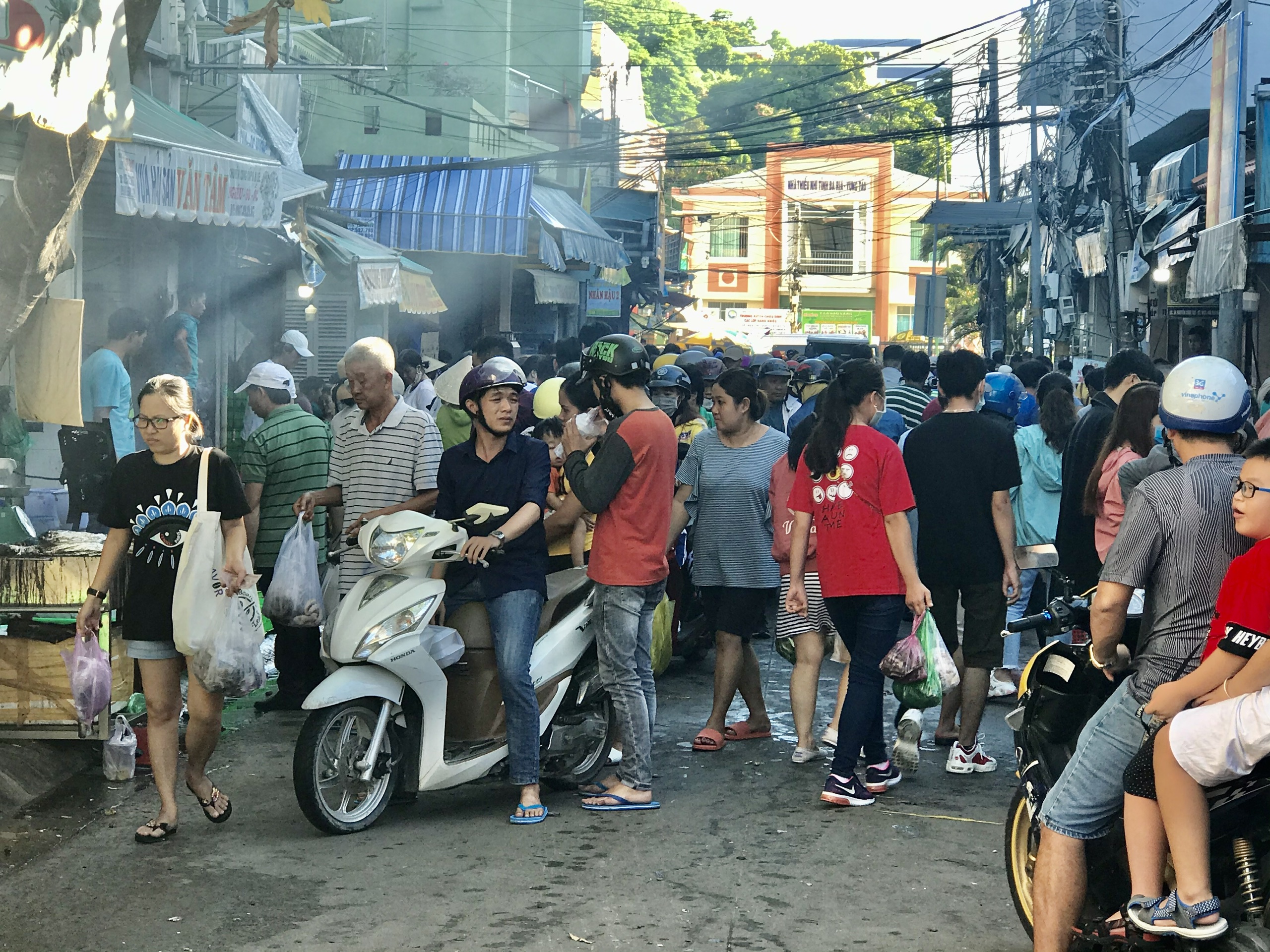Đường Nguyễn Công Trứ (phường 2) bị người dân lấn chiếm vỉa hè và lòng đường để buôn bán hải sản nên không còn chỗ cho xe cộ lưu thông.