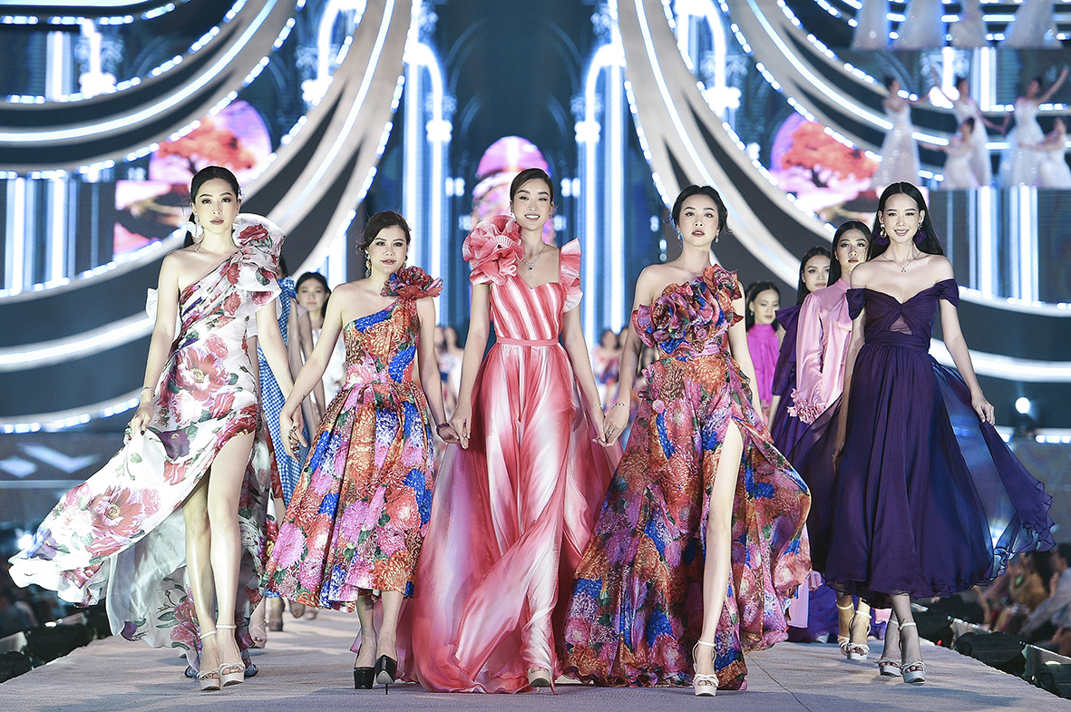 Hoa hậu Đỗ Mỹ Linh (giữa), Á hậu Phương Nga, Thuý An cùng 35 thí sinh trong màn chào kết bộ sưu tập Most Beauty. Ảnh: BTC 