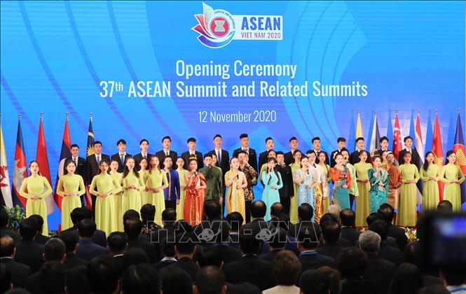 Lãnh đạo các nước ASEAN và các đại biểu tham dự hội nghị hát bài ca ASEAN. Ảnh: Lâm Khánh/TTXVN