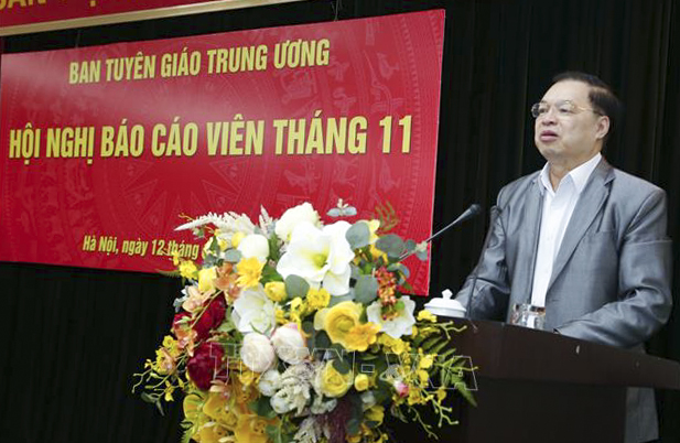 Ông Lê Mạnh Hùng, Phó Trưởng Ban Tuyên giáo Trung ương báo cáo về 