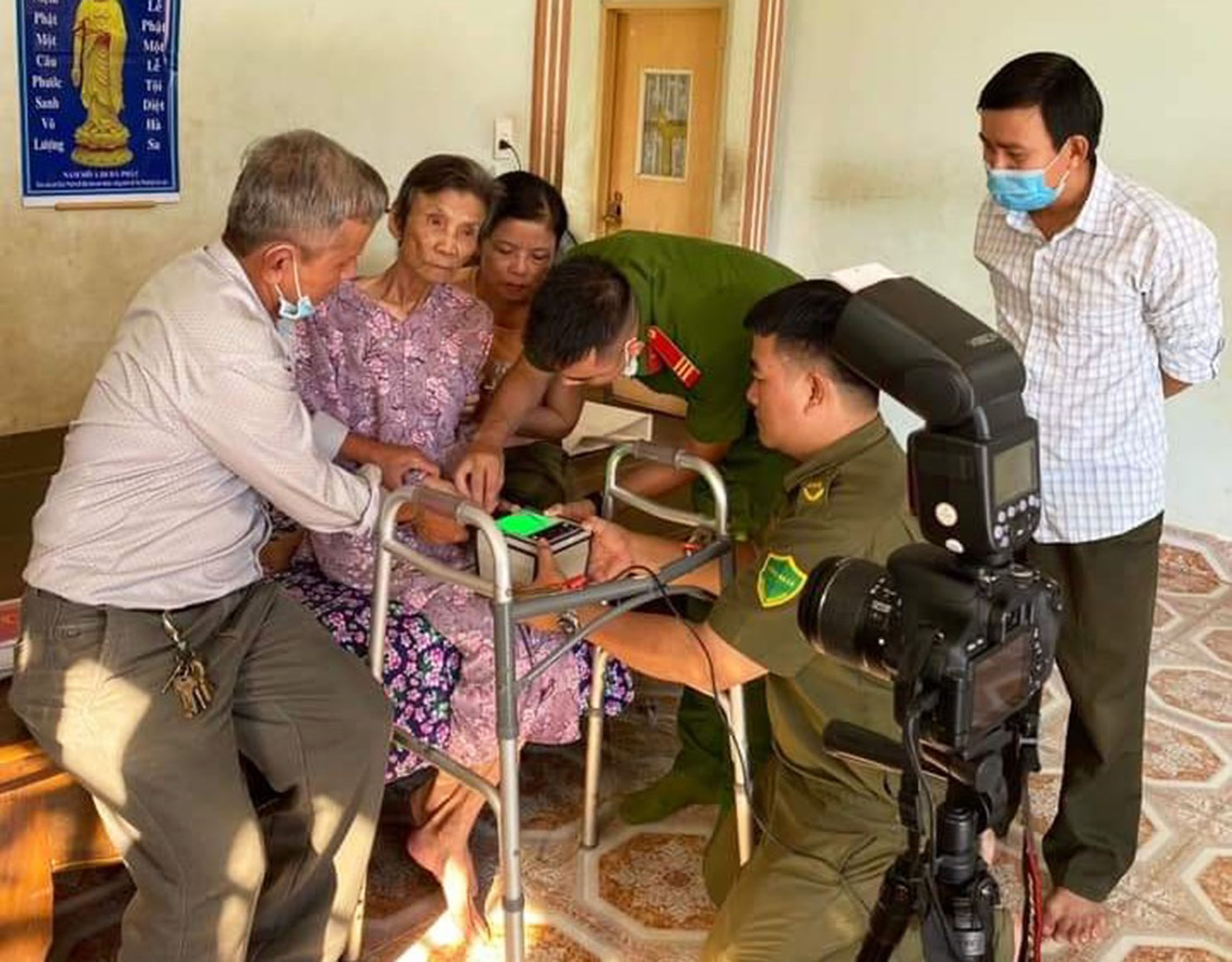 Cán bộ, chiến sĩ Công an huyện Xuyên Mộc lấy dấu vân tay để làm CCCD cho bà Nguyễn Thị Mai (ấp Thạnh Sơn 2B, xã Phước Tân). 