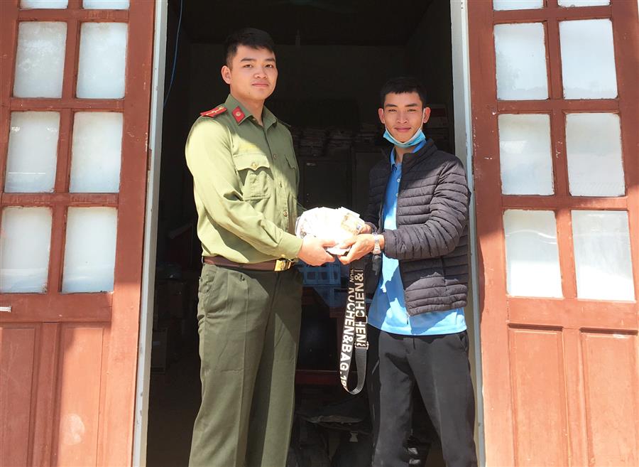 Công an xã Châu Kim trao trả lại tài sản cho anh Hà Văn Ba
