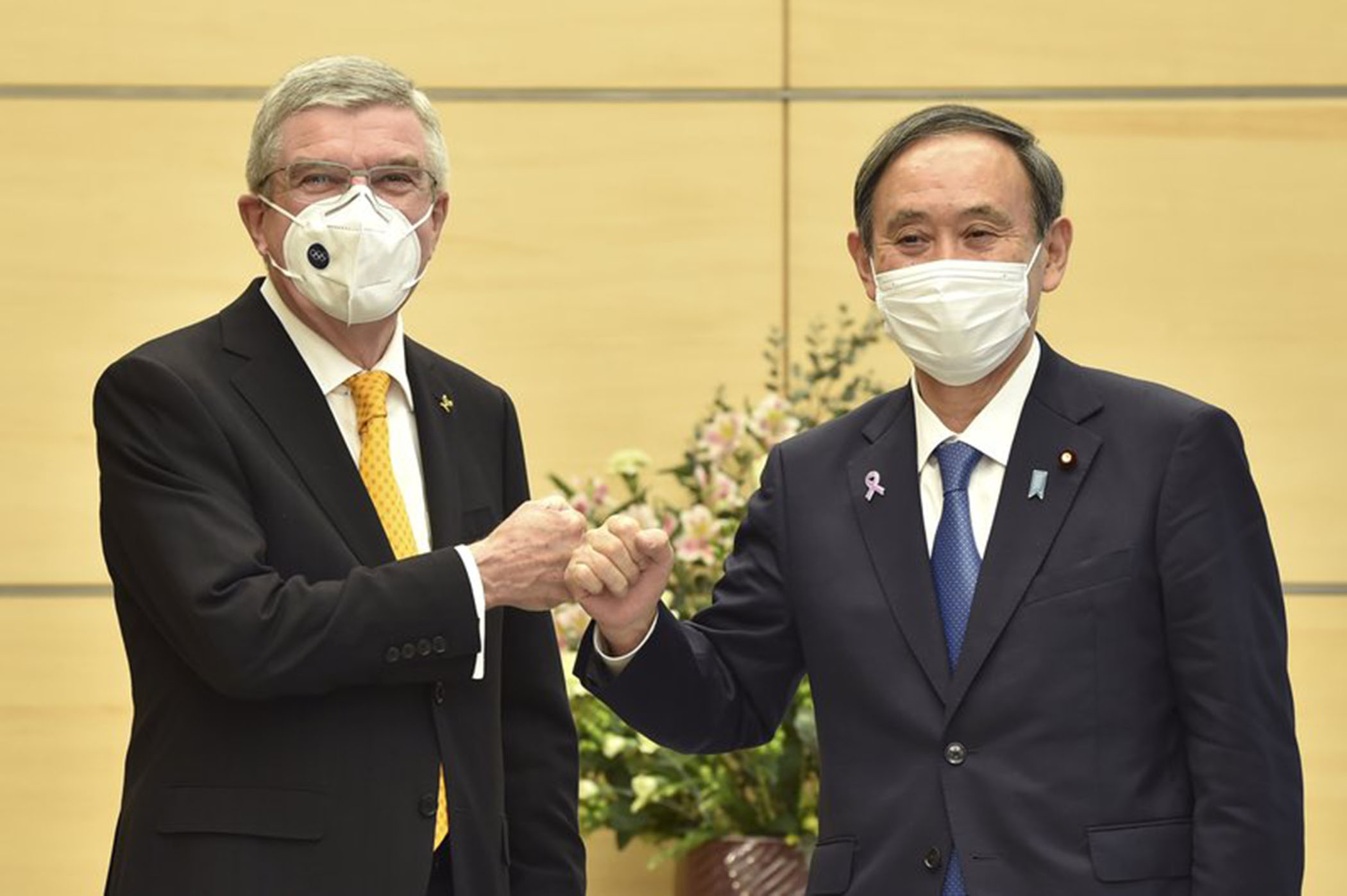 Thủ tướng Nhật Bản Suga Yoshihide và Chủ tịch IOC Thomas Bach.