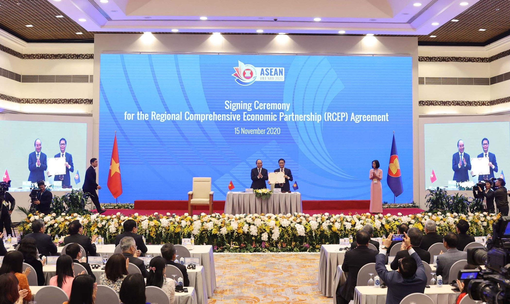 Thủ tướng Nguyễn Xuân Phúc, Chủ tịch ASEAN 2020 chứng kiến Lễ ký Hiệp định Đối tác Kinh tế Toàn diện Khu vực RCEP. 