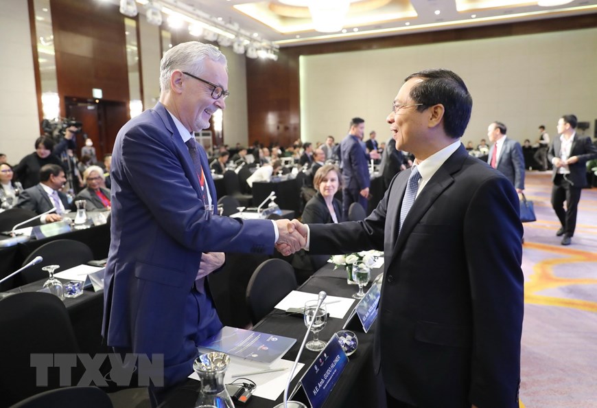 Thứ trưởng Thường trực Bộ Ngoại giao Bùi Thanh Sơn với các đại biểu dự Hội thảo khoa học quốc tế về biển Đông lần thứ 12.