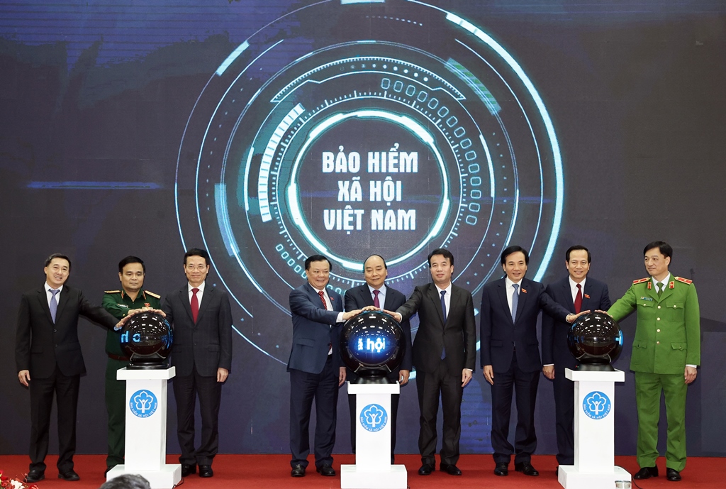 Thủ tướng Chính phủ Nguyễn Xuân Phúc cùng các đại biểu bấm nút công bố ứng dụng 'Bảo hiểm xã hội số' trên thiết bị di động 