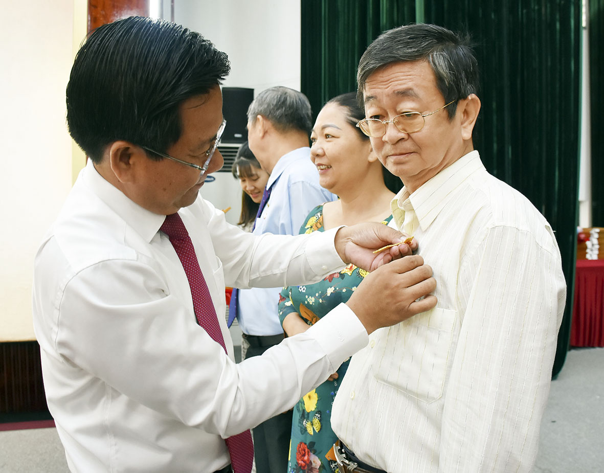 Ông Bùi Chí Thành, Ủy viên Dự khuyết Trung ương Đảng, Chủ tịch UBMTTQVN tỉnh trao Kỷ niệm chương Vì sự nghiệp Đại đoàn kết dân tộc cho các cá nhân.