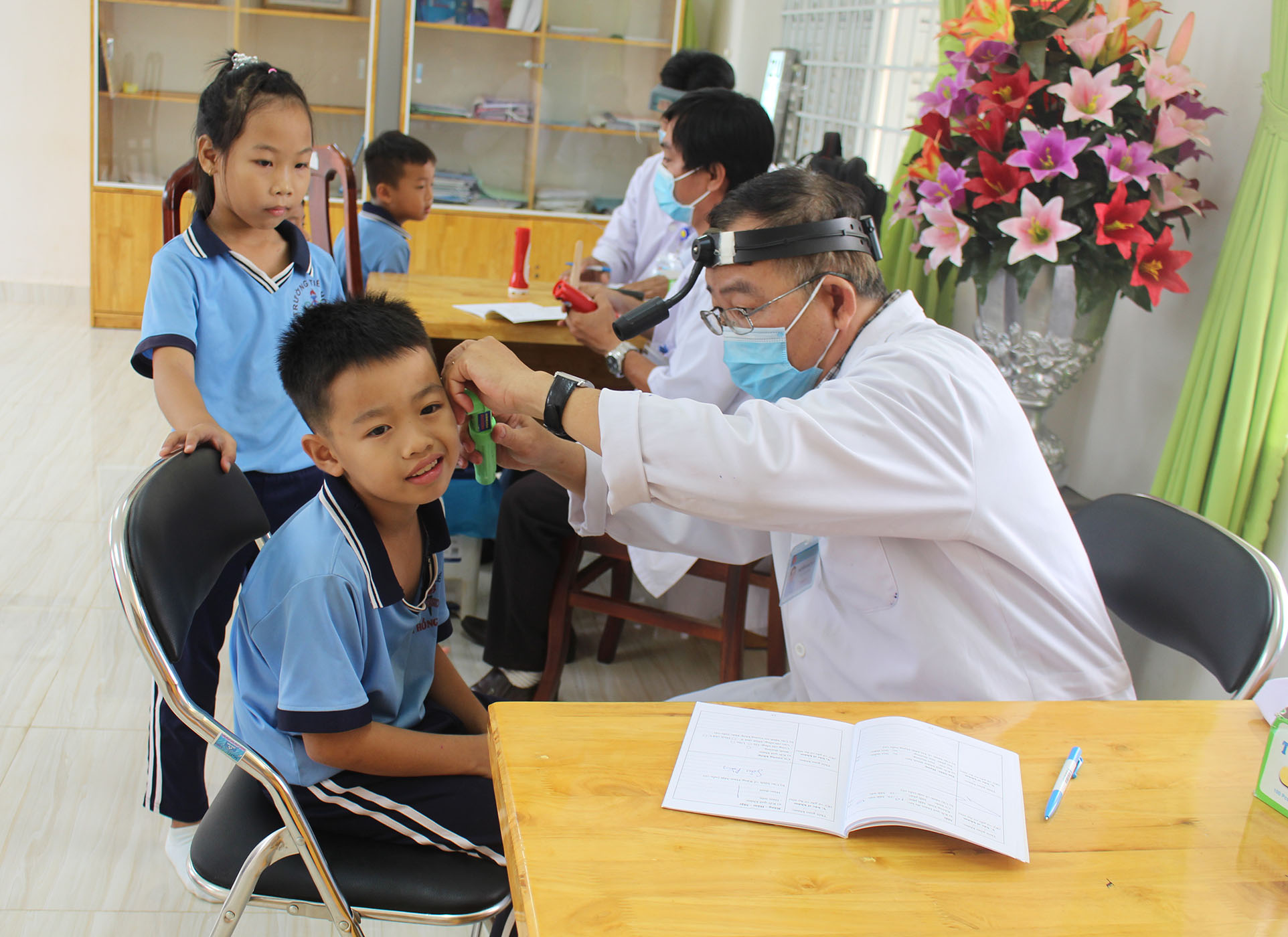 HS Trường TH Lê Hồng Phong được nhân viên của Trung tâm Y tế huyện Châu Đức khám chuyên khoa về tai mũi họng.