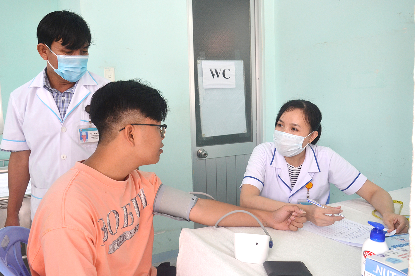 Thanh niên xã Phước Tỉnh, huyện Long Điền tham gia khám sơ tuyển NVQS năm 2021.