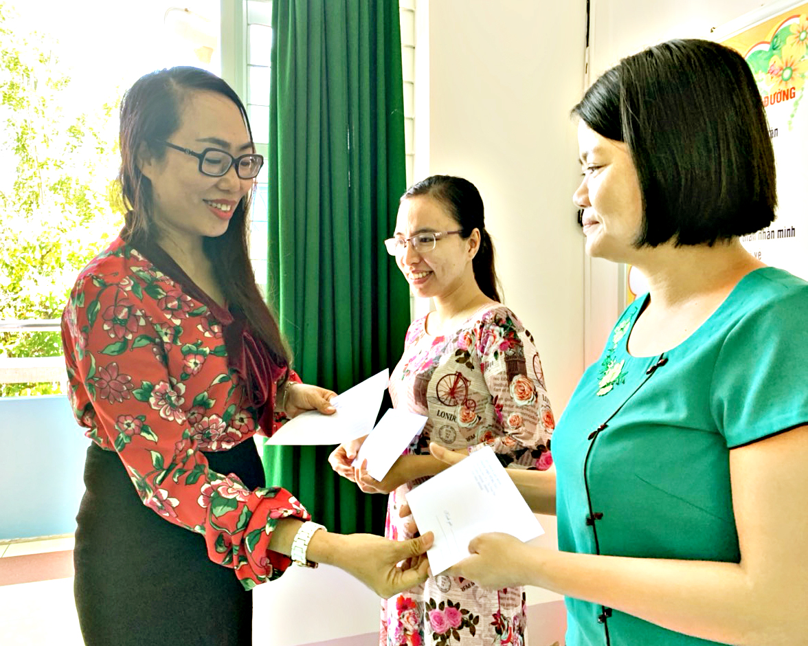 Bà Trần Thị Thanh Thủy, Phó Chủ tịch LĐLĐ TP. Vũng Tàu tặng quà GV có hoàn cảnh khó khăn tại Trường TH Hải Nam.