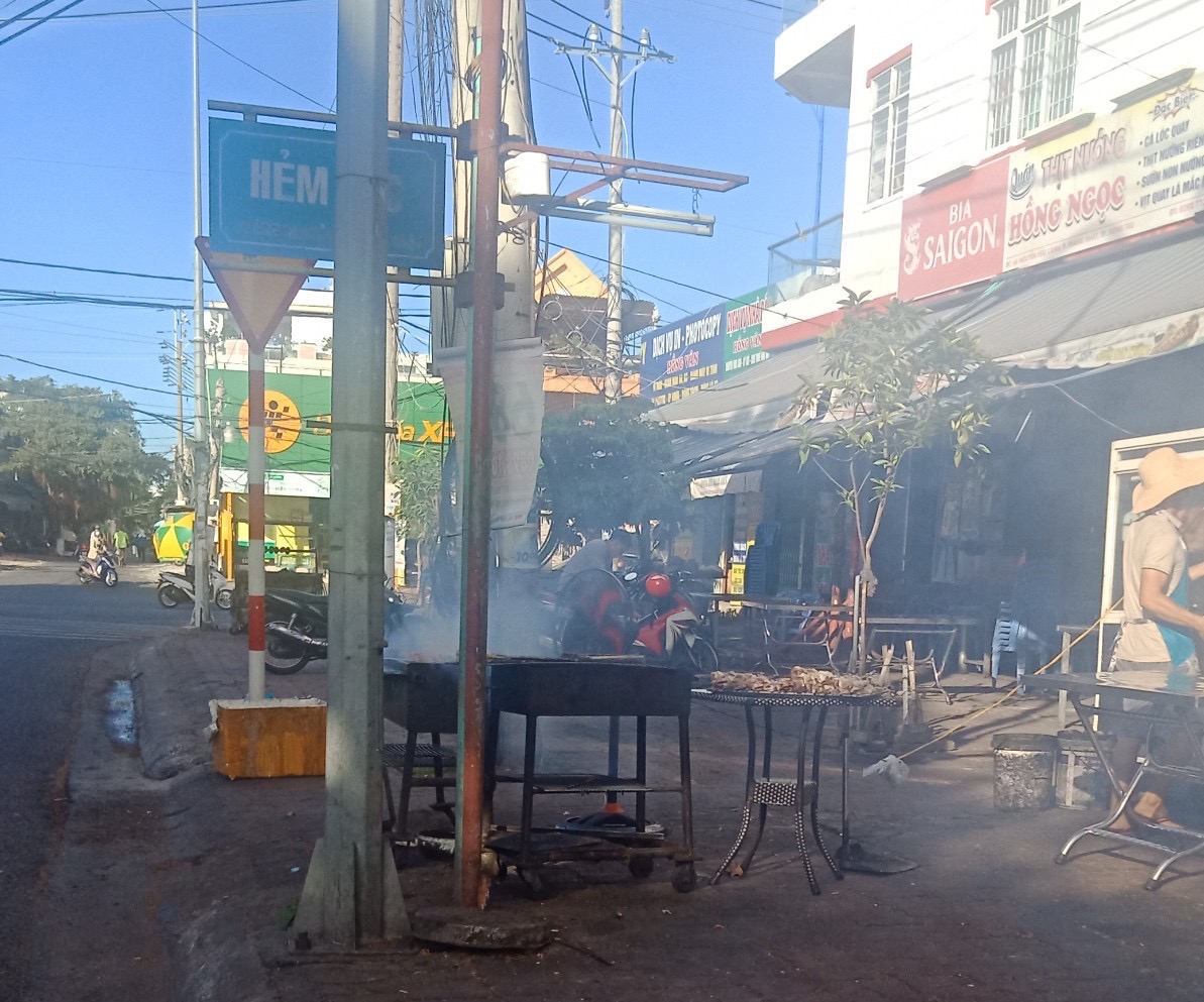 Khói bếp nướng tỏa ra mù mịt từ các quán nhậu vỉa hè trên đường Nguyễn Thiện Thuật  (TP.Vũng Tàu).