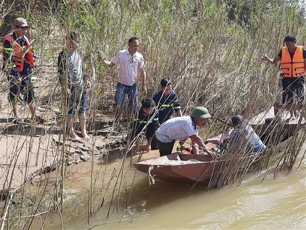 Lực lượng cứu hộ đưa thi thể nạn nhân lên bờ