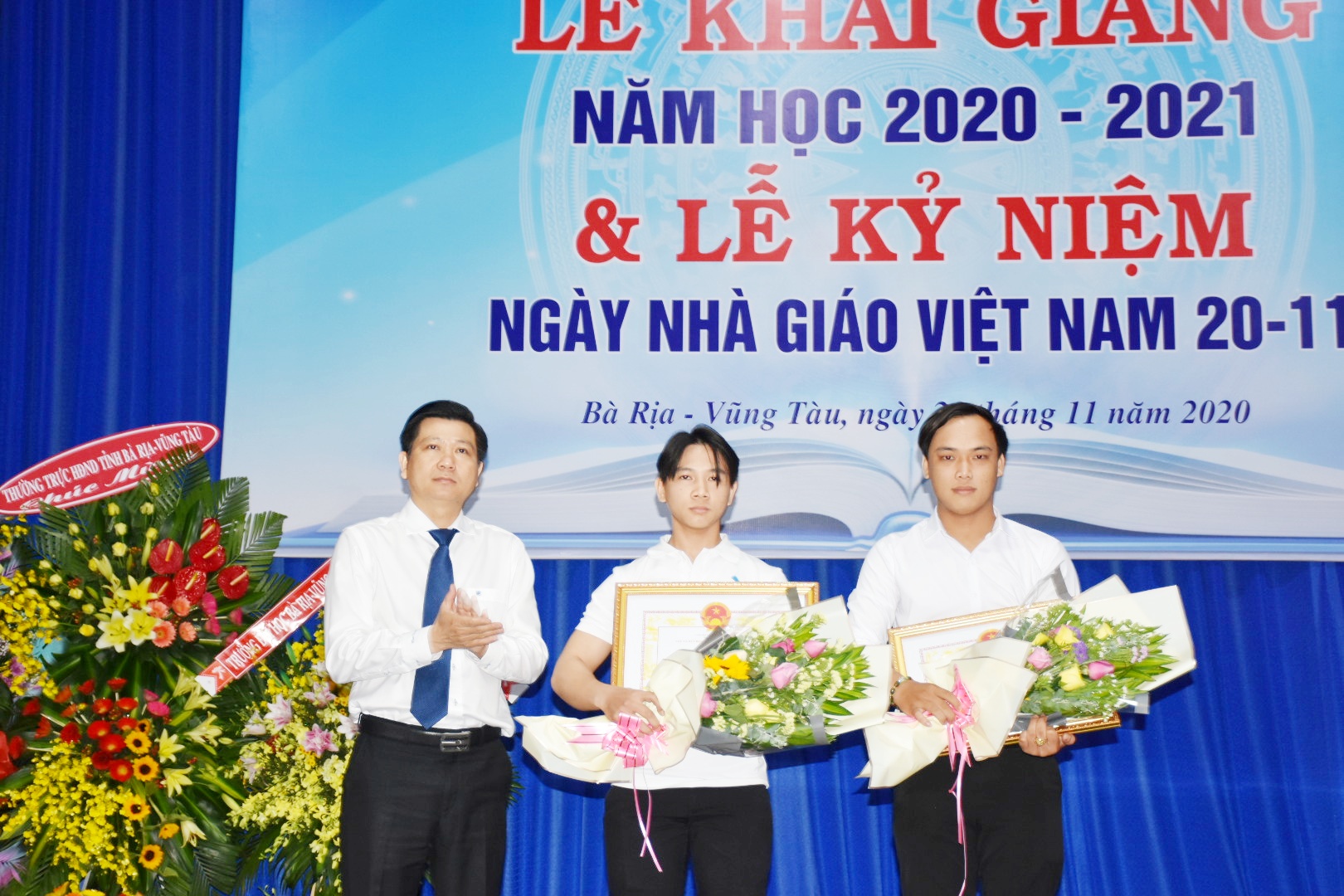 Ông Trần Văn Tuấn, Phó Chủ tịch UBND tỉnh tặng Bằng khen 2 SV  đạt thành tích trong kỳ thi Kỹ năng nghề quốc gia lần thứ 11 năm 2020.