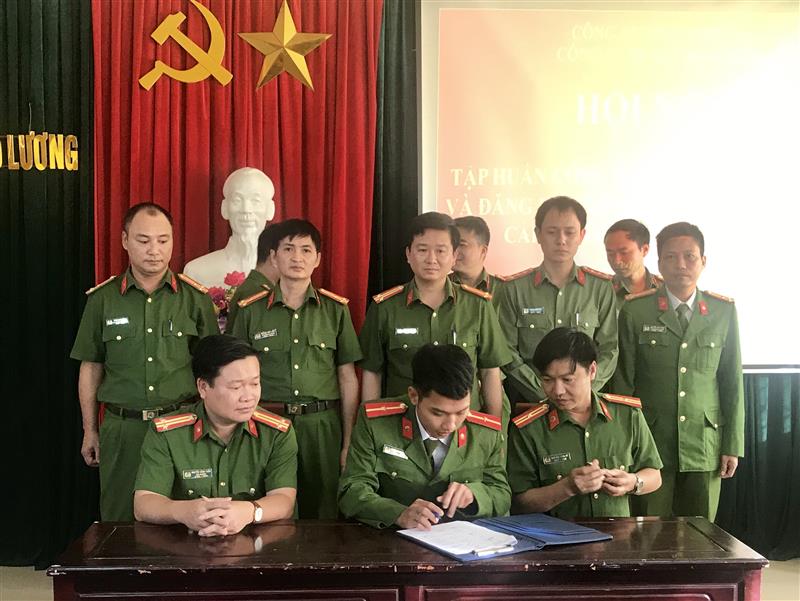 Các đội công tác, Trưởng Công an các xã, thị tr ký cam kết thực hiện các nhiệm vụ CCHC trong năm 2021.
