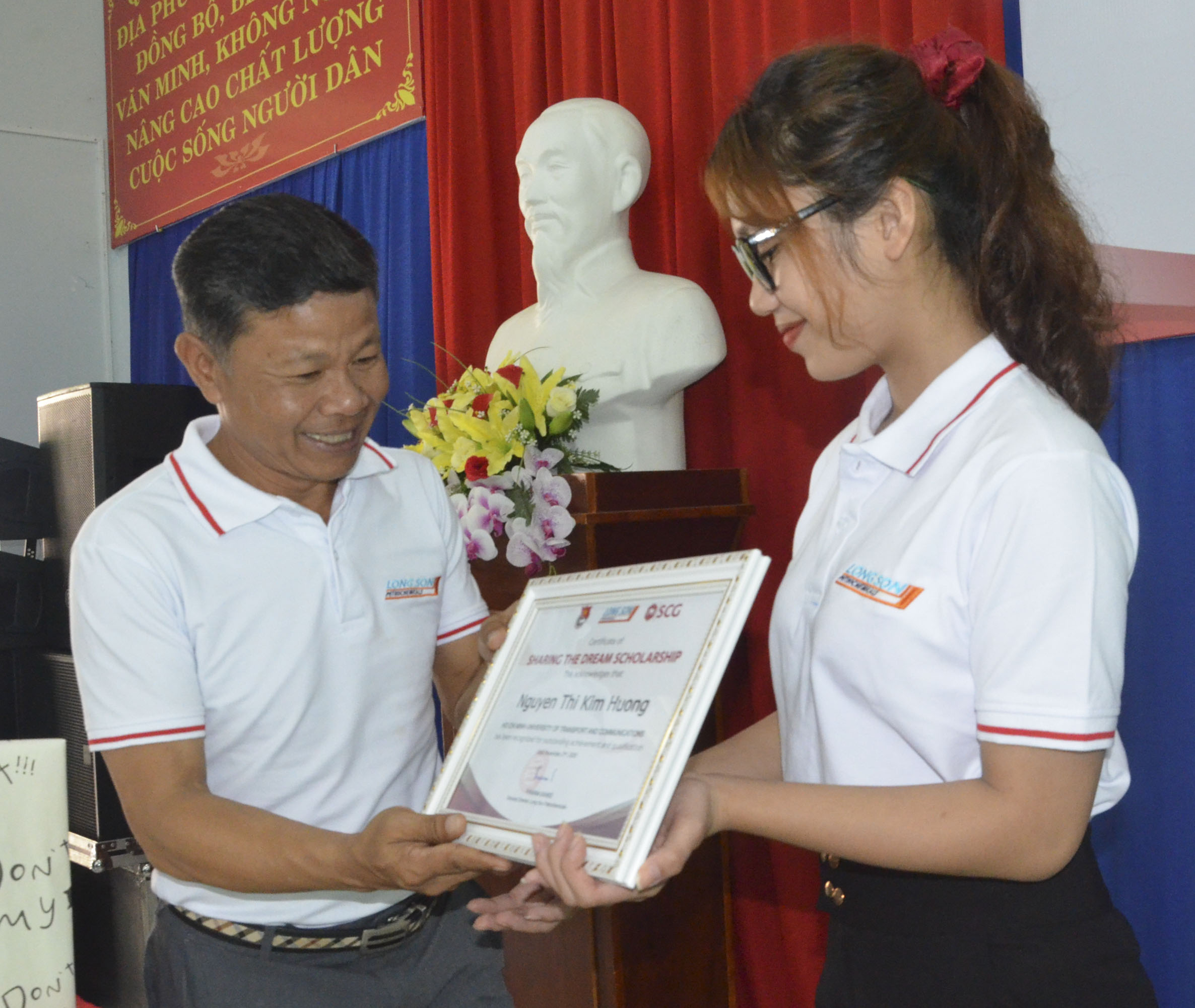 Ông Soros Khlongchoengsan, Giám đốc Nhân sự Công ty TNHH Hóa dầu Long Sơn trao học bổng cho em Nguyễn Thị Kim Hương (SV ĐH Giao thông-Vận tải).
