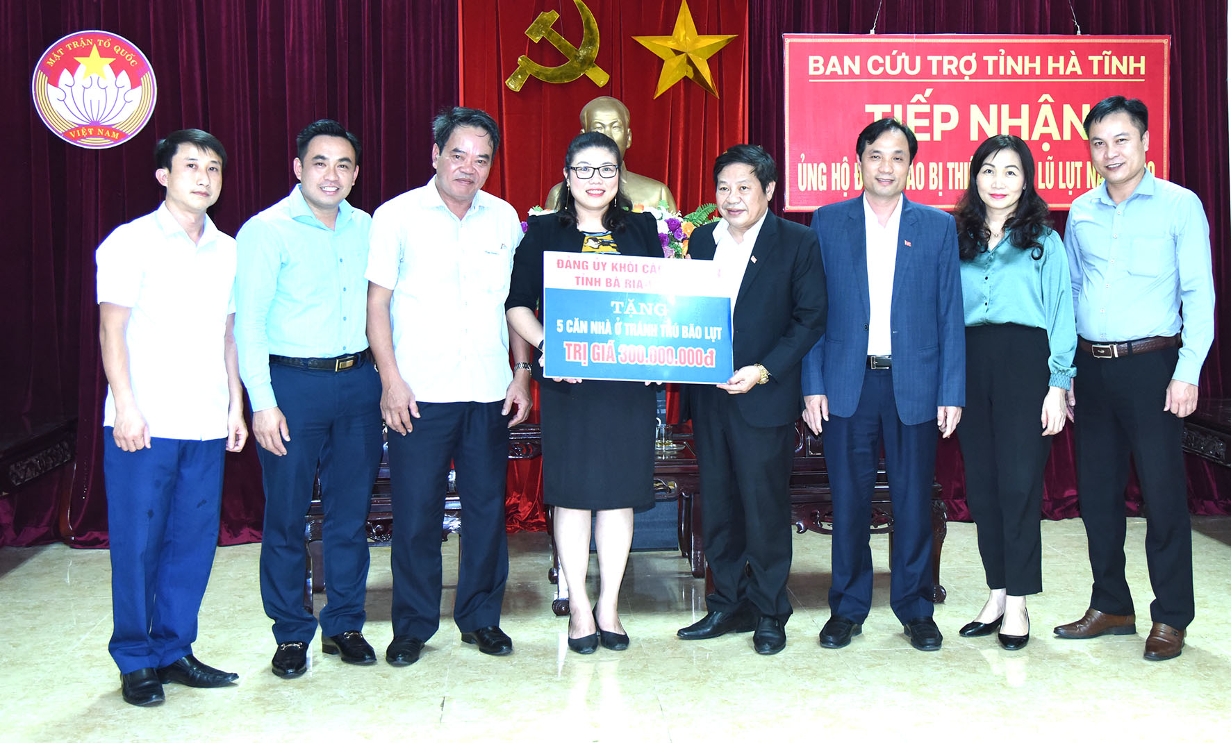 Bà Lương Thị Lệ Hằng (thứ 4 từ trái sang), Bí thư Đảng ủy Khối Cơ quan và DN tỉnh BR-VT trao tặng bảng tượng trưng số tiền 300 triệu đồng ủng hộ tỉnh Hà Tĩnh.