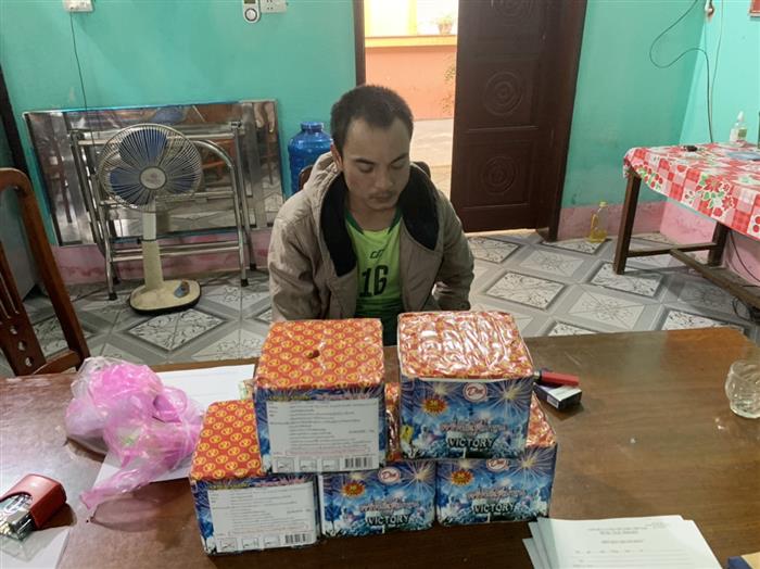 Bắt quả tang đối tượng tàng trữ hàng cấm thu giữ 5 bánh pháo 36 quả có trọng lượng 7,8kg.