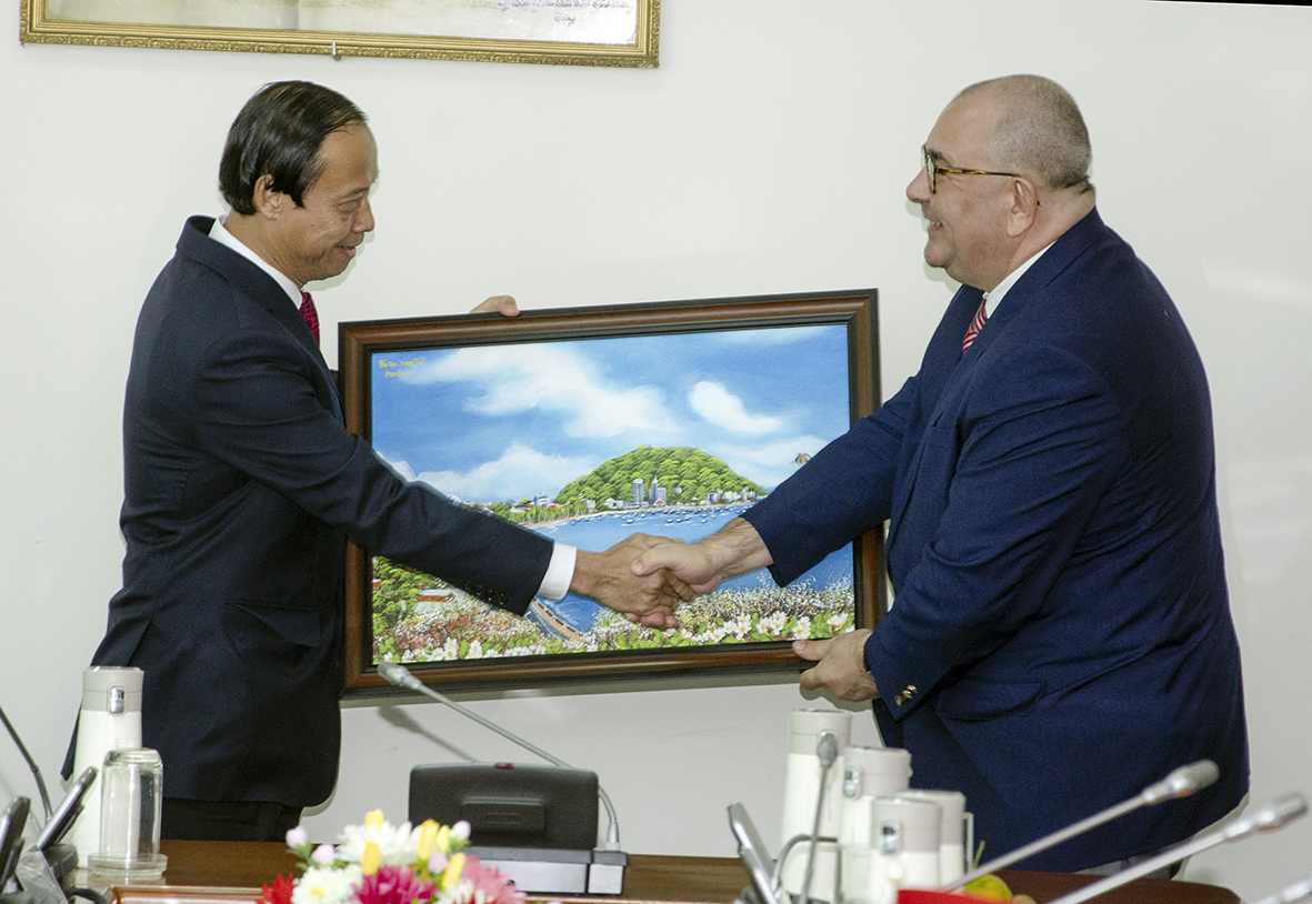 Ông Nguyễn Văn Thọ, Chủ tịch UBND tỉnh (bên trái) tặng quà lưu niệm ông Paul Jansen, Đại sứ Bỉ tại Việt Nam.