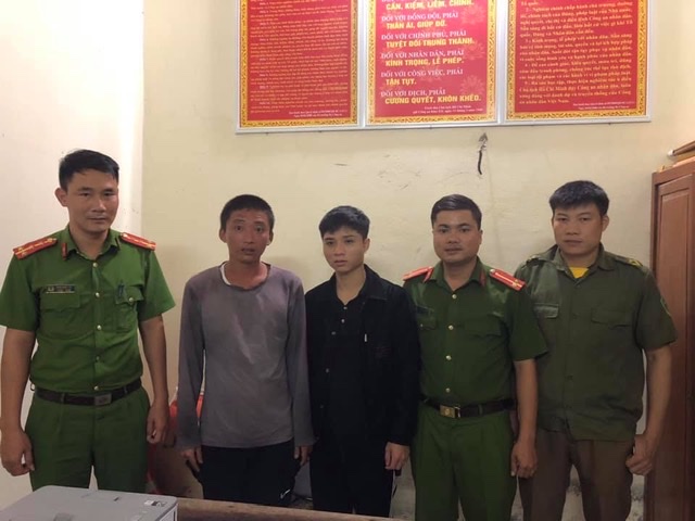 Lực lượng Công an bàn giao em Tuấn về với gia đình