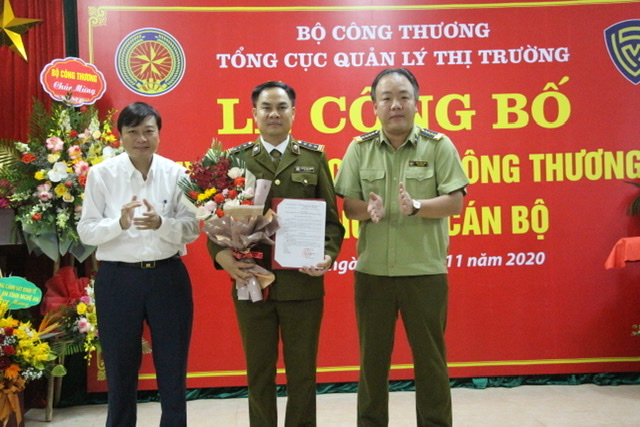 Lãnh đạo UBND tỉnh Nghệ An và Tổng Cục quản lý thị trường và trao Quyết định bổ nhiệm và tặng hoa chúc mừng cho đồng chí Nguyễn Văn Hường - Cục trưởng Cục Quản lý thị trường Nghệ An. 