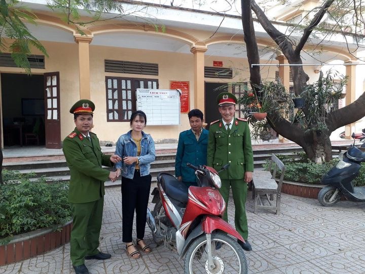 Trao trả xe máy cho người dân