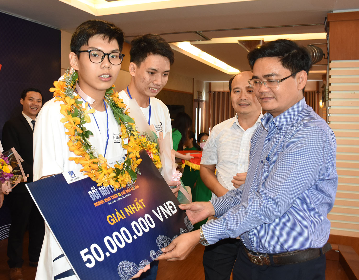 Hai học sinh Bùi Đình Quang Anh và Nguyễn Quang Khởi (Trường THPT Vũng Tàu)  nhận giải Nhất của cuộc thi.