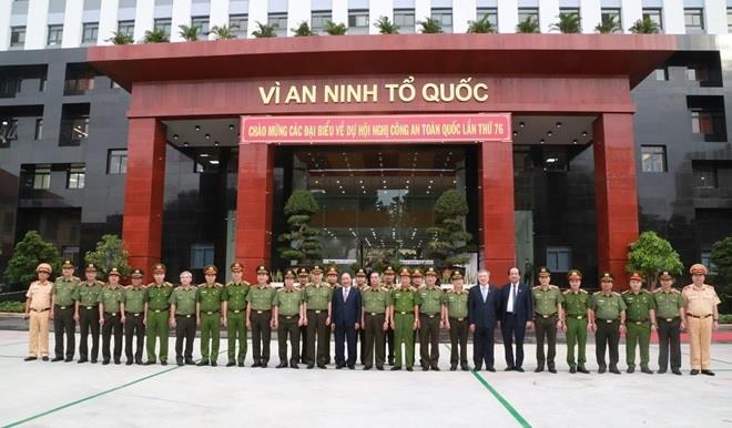 Thủ tướng Nguyễn Xuân Phúc và các đại biểu dự hội nghị.