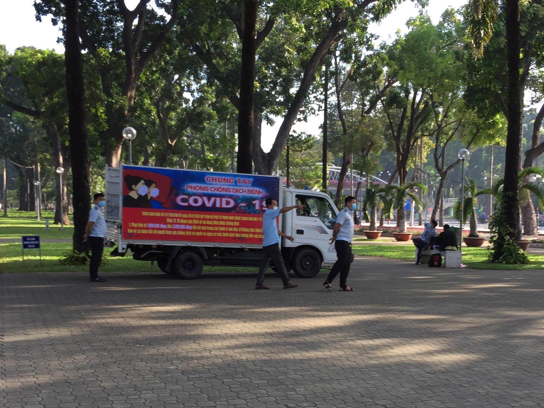 Xe lưu động tuyên truyền phòng dịch COVID-19 tại Công viên Gia Định - Ảnh: THÙY DƯƠNG