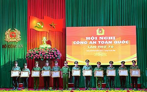 Thứ trưởng Thứ trưởng Lê Quý Vương trao tặng Huân chương Quân công hạng Nhì, Huân chương Chiến công hạng Nhất, Nhì, Ba cho các cá nhân.