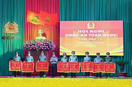 Thứ trưởng Bùi Văn Nam trao Cờ thi đua “Đơn vị xuất sắc trong phong trào thi đua Vì an ninh Tổ quốc năm 2020” của Bộ Công an tặng Công an các đơn vị, địa phương.