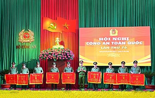 Thứ trưởng Nguyễn Duy Ngọc trao Cờ thi đua “Đơn vị xuất sắc trong phong trào thi đua Vì an ninh Tổ quốc năm 2020” của Bộ Công an tặng Công an các đơn vị, địa phương.