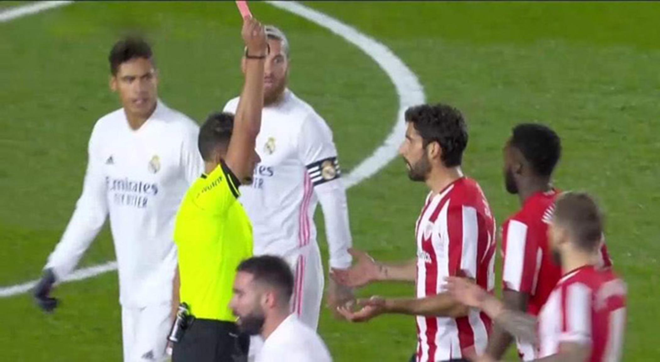 Chiếc thẻ đỏ của Raul Garcia giúp Real có trận thắng thứ 4 liên tiếp.