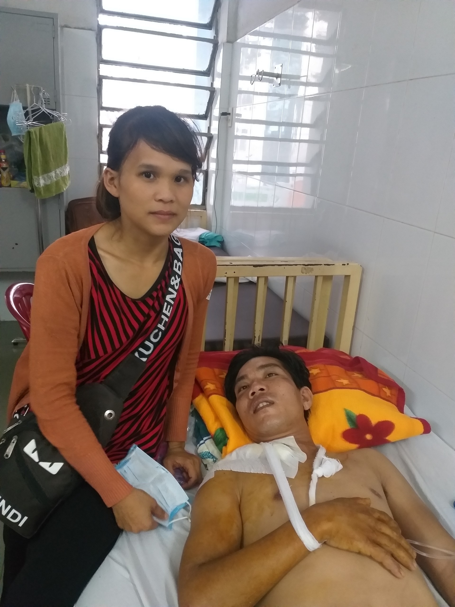 Chị Phan Thị Thu Hằng chăm sóc chồng tại Bệnh viện chấn thương chỉnh hình.