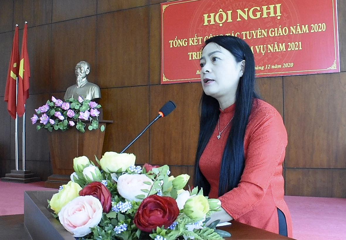Bà Mai Thị Thúy Hằng, Trưởng Ban Tuyên giáo Huyện ủy Đất Đỏ phát biểu tham luận về nâng hoạt động đấu tranh bảo vệ nền tảng tư tưởng của Đảng.