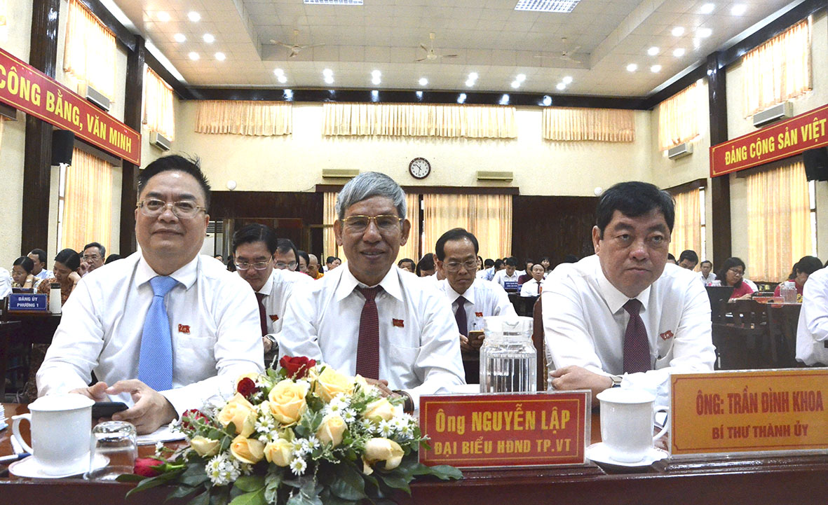Ông Trần Đình Khoa, Ủy viên Ban Thường vụ Tỉnh ủy, Bí thư Thành ủy Vũng Tàu (bìa phải) tham dự Kỳ họp.