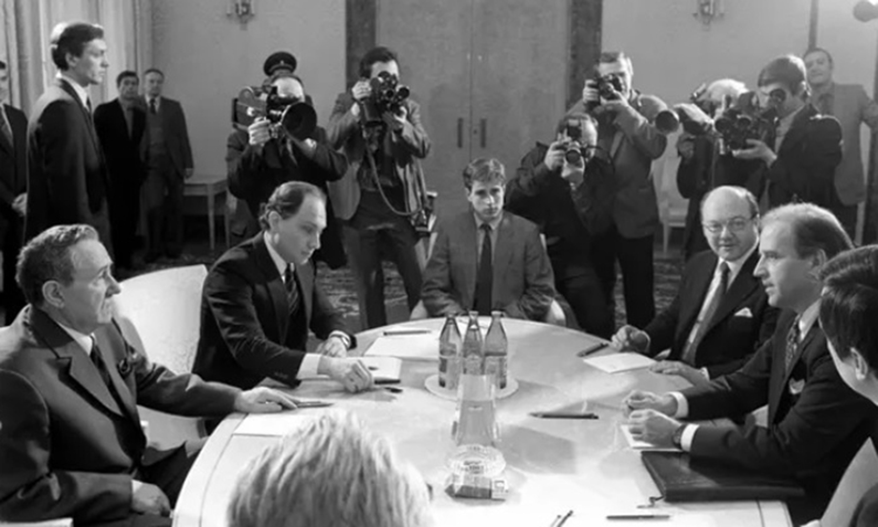 Ông Joe Bien (phải) trong cuộc họp với đại diện Liên Xô Andrei Gromyko và con trai Hunter Biden (giữa) năm 1988.