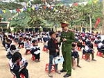 Tuyên truyền phòng chống ma túy học đường và tặng quà cho các học sinh nghèo vượt khó