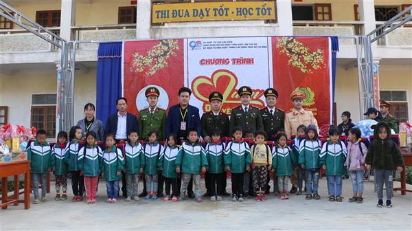 Mang xuân yêu thương đến với thầy và trò vùng cao