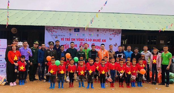 Hàng trăm suất quà trị giá hơn 100 triệu đồng được trao đến người dân
