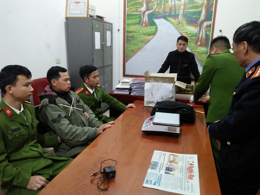 Đối tượng Hoàng Nghĩa Lâm (x) và tang vật tại Cơ quan CSĐT Công an huyện Đô Lương